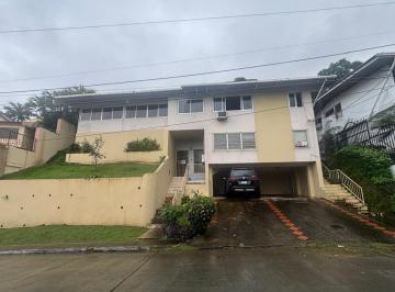 Casa · 391m² · 4 Recámaras · 4 Estacionamientos · Casa en Venta de 3 Niveles en Los Ángeles
