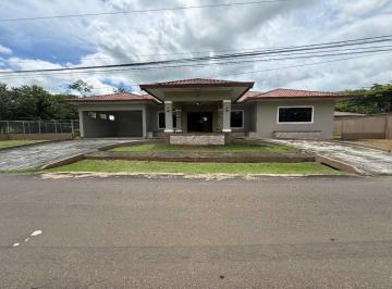 Casa · 1000m² · 4 Recámaras · 3 Estacionamientos · Alquiler de Casa en David.4 R Cercada Atras Excelente Residencial