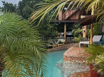 Casa de 1 habitación, Capira · Acogedora Cabaña con Piscina y Vistas Únicas en Capira