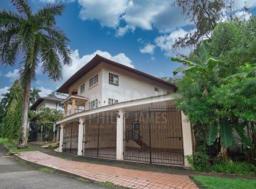 Casa · 763m² · 5 Recámaras · 3 Estacionamientos · Venta de Casa con Piscina en Albrook