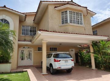 Casa de 4 habitaciones, Panamá · Albrook Gardens. 400 m 4r 4.5b Cbe Ac $2400
