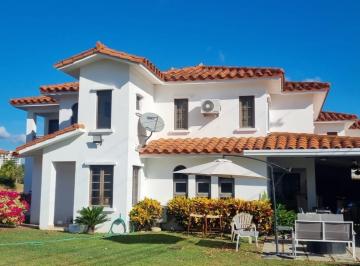 Casa · 234m² · 3 Recámaras · 2 Estacionamientos · Se Vende Casa en Vistamar