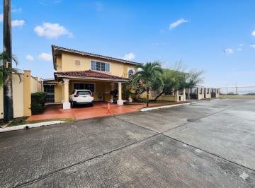 Casa · 305m² · 4 Recámaras · 2 Estacionamientos · ID 25305 Se Vende: Casa en Altos de San Rafael, Villa Lucre