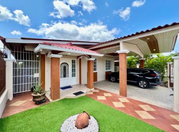 Casa · 245m² · 4 Recámaras · 2 Estacionamientos · Casa Remodelada en Brisas del Golf con Terraza Bar en Venta - Lh