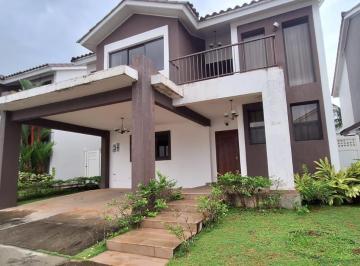 Casa · 221m² · 3 Recámaras · 2 Estacionamientos · Venta de Casa en P. H. Olympus, Brisas del Golf
