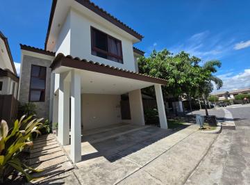 Casa · 220m² · 3 Recámaras · 2 Estacionamientos · Venta de Casa en PH Gardenias, Brisas del Golf