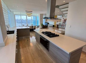 Apartamento de 3 habitaciones, Panamá · Se Alquila Penthouse The Regent Amoblado