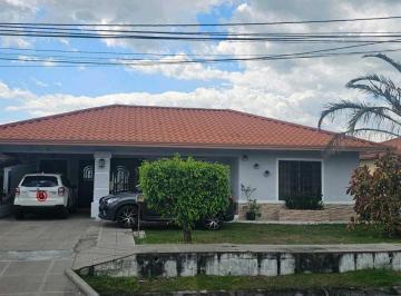 Casa · 610m² · 4 Recámaras · 2 Estacionamientos · Venta de Casa en David 4r Cercada con Agua Caliente