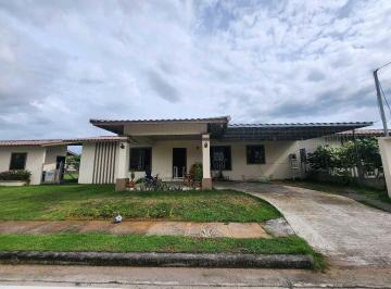 Casa · 350m² · 2 Recámaras · 3 Estacionamientos · Alquiler de Casa en David Las Lomas 2r Cercada Atras