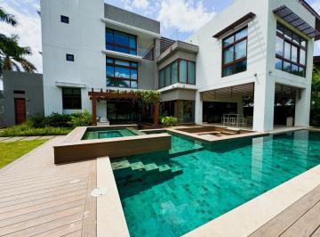 Casa · 864m² · 6 Recámaras · 4 Estacionamientos · Venta de Casa Residencial Balmoral, Costa del Este