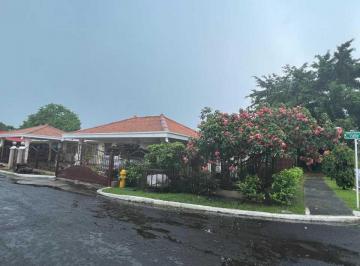 Casa · 540m² · 4 Recámaras · 4 Estacionamientos · Venta Casa en Albrook 540 m² Llanos de Curundu Cv