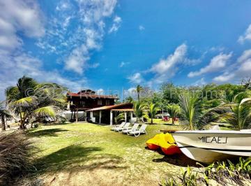 Casa de 4 habitaciones, Colón · En Venta Casa de Playa en Colon, Frente Al Mar