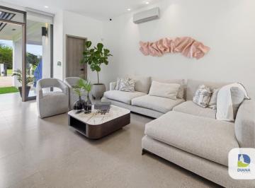 Casa · 355m² · 2 Recámaras · 2 Estacionamientos · Casa de Playa en Venta Amueblada