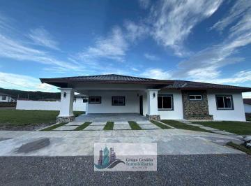 Casa · 190m² · 3 Recámaras · 2 Estacionamientos · Venta de Casa en Alto Boquete Nueva a Extrenar
