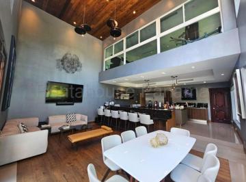 Casa de 4 habitaciones, Panamá · Venta de Casa en Altos del Golf
