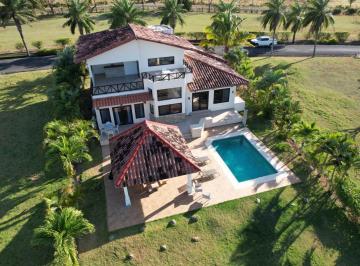 Casa de 3 habitaciones, Pedasí · Venta de Casa con Vista Al Mar y Piscina en Comunidad Cerrada en Pedasi.