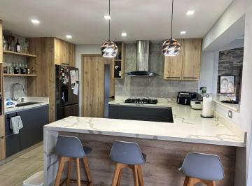 Apartamento · 300m² · 3 Recámaras · 2 Estacionamientos · Sea Confiable Vende o Alquila Casa en Urbanizacion Quintas Reales