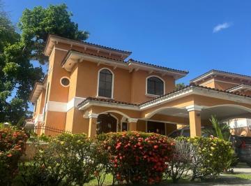 Casa · 300m² · 2 Estacionamientos · Clayton Casa en Alquiler El Hogar Perfecto Para Su Familia
