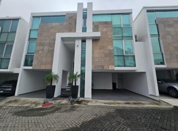 Casa · 524m² · 3 Recámaras · 3 Estacionamientos · Venta Casa en Altos del Golf - Sp