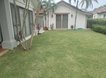 Casa de 3 habitaciones, Antón · Se Alquila Hermosa Casa Ubicada en El Club de Golf de Buenaventura Amoblada y Equipada.