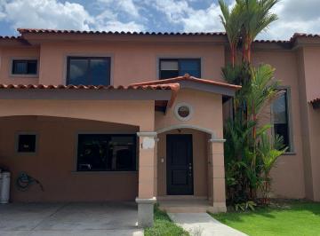 Casa · 208m² · 3 Recámaras · 2 Estacionamientos · Se Vende Casa en Versalles, Modelo Toledo