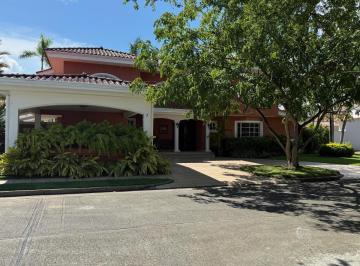 Casa · 530m² · 3 Recámaras · 2 Estacionamientos · Venta Casa Unifamiliar en Costa del Este Mb