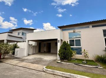 Casa · 216m² · 4 Recámaras · 2 Estacionamientos · Venta de Casa en Costa Sur PH Villa Sur (Gs)
