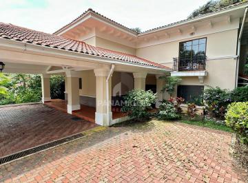 Casa · 526m² · 4 Recámaras · 4 Estacionamientos · Casa de 4 Recamaras en Venta en Camino de Cruces, El Dorado
