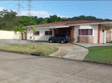 Casa de 3 habitaciones, San Miguelito · Vendo Amplia Casa en Club de Golf con Piscina en Brisas del Golf