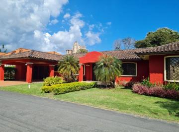 Casa de 4 habitaciones, Chame · Venta de Residencia con Piscina en Coronado Golf