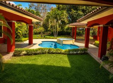 Casa de 4 habitaciones, Chame · Venta de Residencia con Piscina en Coronado Golf