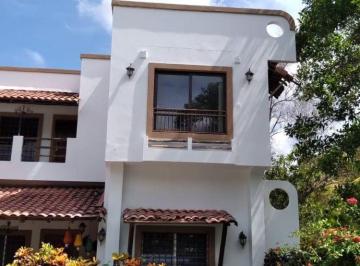 Casa de 7 habitaciones, Antón · Venta de Propiedad con Dos Casas y Área Social Completa en Santa Clara, Río Hato