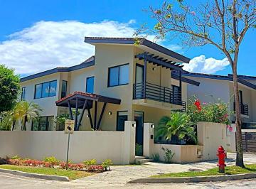 Casa · 304m² · 3 Recámaras · 2 Estacionamientos · Alquiler Casa Nativa, Panamá Pacífico