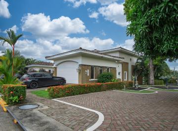 Casa · 418m² · 3 Recámaras · 2 Estacionamientos · Remate:venta de Casa en Ancon, PH Tucan Country