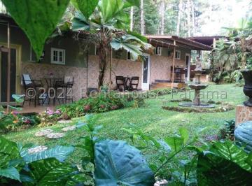 Casa de 11 habitaciones, Panamá · Inversionista. Vendo Terreno con Casa de 3 Niveles en Cerro Azul. 1055 m²