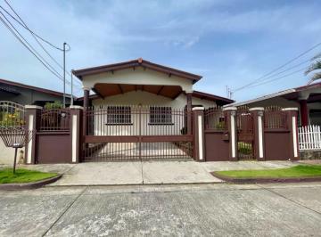 Casa · 240m² · Venta y Alquiler Casa 324 m² Terrazas de Brisas del Golf Cv