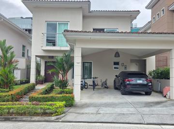 Apartamento · 379m² · 4 Recámaras · 2 Estacionamientos · Venta de Casa PH Dorado Village