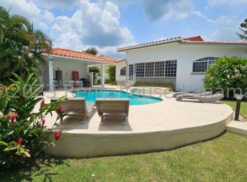 Casa de 3 habitaciones, Chame · Venta en Coronado | Casa de Una Planta | 416 m² | Piscina y Paisajismo de Revista.