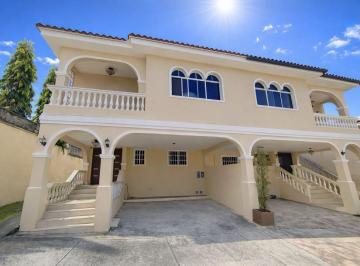 Casa · 238m² · 3 Recámaras · 2 Estacionamientos · Casa en Altos de Panama