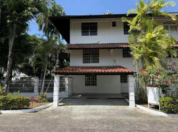 Casa · 390m² · 4 Recámaras · 2 Estacionamientos · Venta Casa Familiar 390 M&sup2;./family House de 3 Niveles en Clayton Lt.