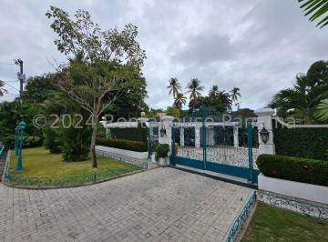 Casa de 4 habitaciones, Panamá · Venta Casa de 749 M² en Altos del Golf 26 - 2485