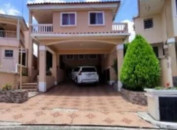 Casa de 4 habitaciones, Panamá · Vendo Amplia Casa en Tumba Muerto P. H El Doral con Piscina