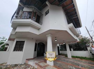 Casa · 910m² · 4 Recámaras · 2 Estacionamientos · Venta de Casa Unifamiliar en Hato Pintado – 3 Niveles Am