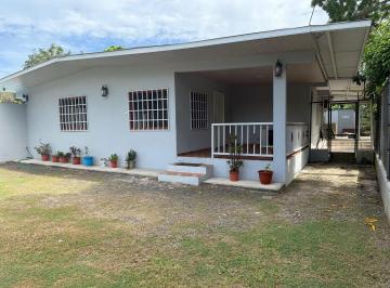 Casa · 1200m² · 4 Recámaras · 4 Estacionamientos · Venta de Casa en Chame Bejuco Remodelada