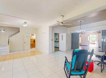 Casa de 3 habitaciones, Panamá · Venta de Fresca Casa con Amplios Espacios en Altos de Curundú - Ancón