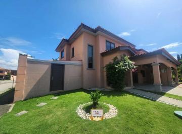 Casa · 273m² · 3 Recámaras · 2 Estacionamientos · Oportunidad en PH Versalles: Casa de Esquina Remodelada – $339,000