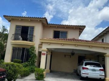 Casa · 374m² · 3 Recámaras · 2 Estacionamientos · Se Vende Casa en Paseo Dorado, Condado del Rey