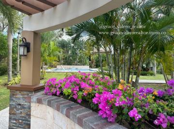 Casa · 458m² · 4 Recámaras · 6 Estacionamientos · PH Embassy Club Casa Venta/renta 4 Recámaras con Baño Clayton Panama