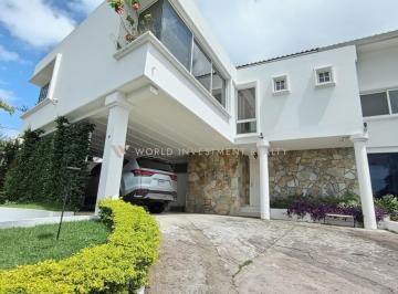 Casa · 462m² · 4 Recámaras · 5 Estacionamientos · Espectacular Casa en Venta en El Avance de Betania