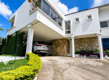 Casa · 462m² · 4 Recámaras · 5 Estacionamientos · Espectacular Casa en Venta en El Avance | Betania